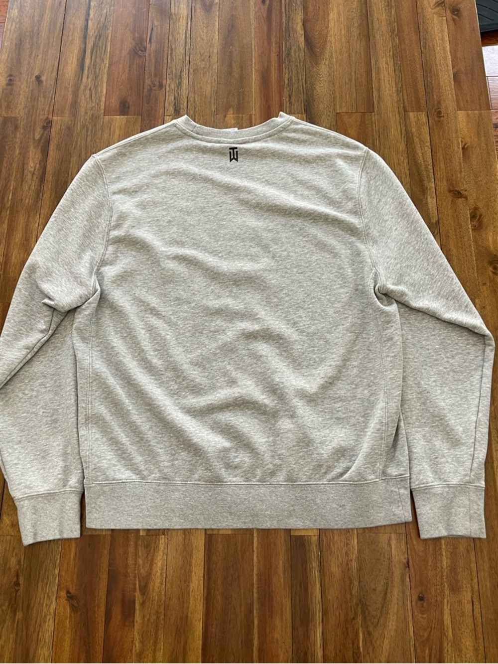 Nike Tiger Woods “Frank” Gray Crewneck Sweatshirt with Red Tiger Motif - Picture 4 of 11